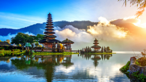 Indonesien Bali Pura Ulun Danu Bratan Tempel iStock tawatchaiprakobkit